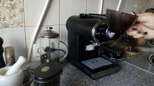 Кофеварка Vitek VT-1525 BK (приготовление кофе).