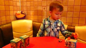 Даник открывает шоколадные сюрпризы