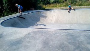 я с другом Катаюсь на скейт-парке