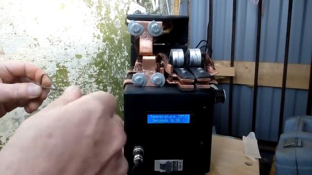 Сварка проволоки плоскими электродами на аппарате контактной сварки.