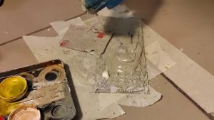 Ремонт скола на кафельной плитке или реставрация плитки шпаклевкой.