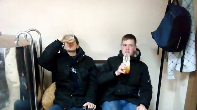 Парни. Спор. Кто быстрее выпьет?!?! смотреть онлайн