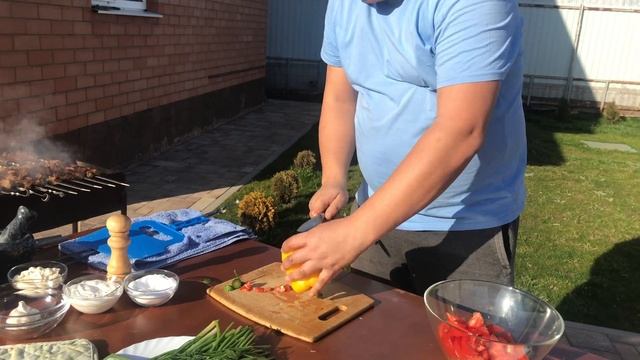 Шашлык из свинины и картошка с салом на мангале в 4к (высокое разрешение) смотреть онлайн