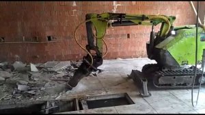 Демонтаж стяжки пола с применением демонтажного робота.