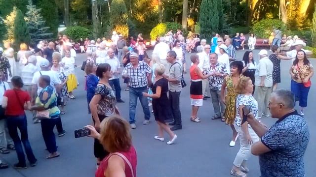 2. Танцы в парке горького  * Беги, прошу я беги *. Танцевать в парке горького танцевать ретро.