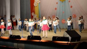 Танец "Улыбайся" от второклашек