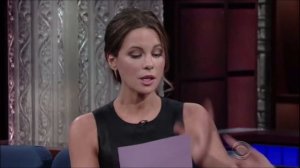 Кейт Бекинсейл учит Стивена Кольбера русским фразам