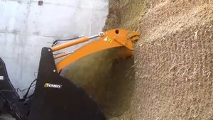 Загрузка миксера ковшом с фрезой