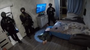 Видео работы сотрудников СОБР «Гранит» ГУ Росгвардии по задержания граждан, стрелявших из квартиры
