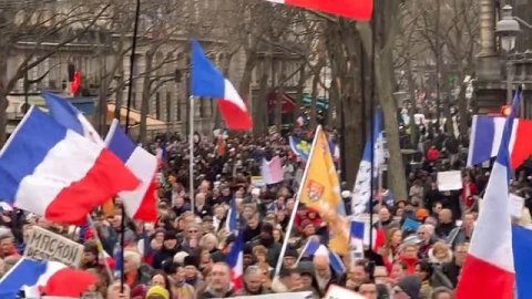 Жители Парижа вышли на митинги из-за поставок вооружения на Украину