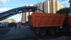 Счищают старый асфальт !!!.mp4 .Демонтаж асфальтового покрытия.