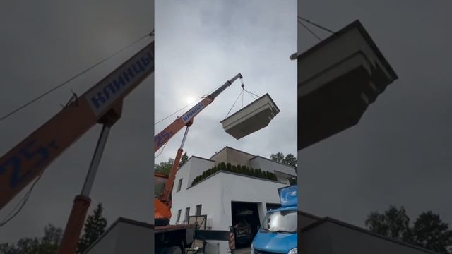 Выгрузка композитной чаши бассейна, размер 7 х 4 м.
