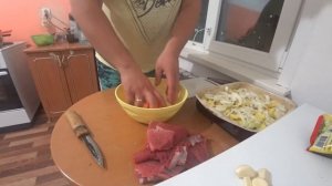 Мясо Дикого кабана по французски с картофелем, помидорами и сыром.