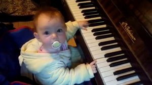 Младенец за пианино