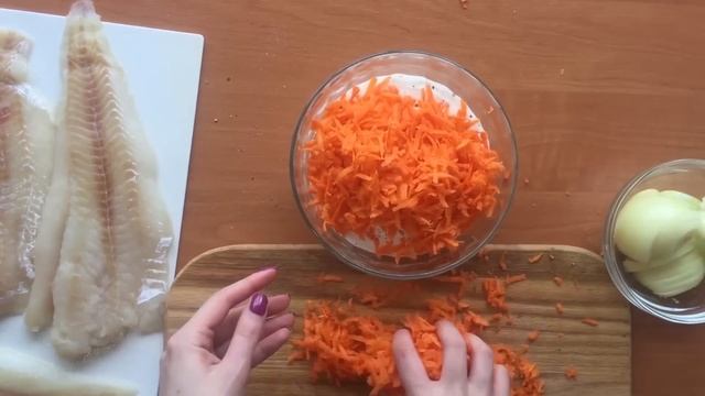 Рыба запеченная в сметане с морковью