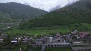 Безумно высоко в горах возвышается крест. Аланский мужской монастырь. Самый высокогорный в России.