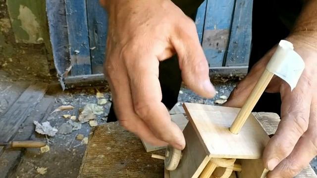 Резьба по дереву. Механическая поделка Хоккеист своими руками