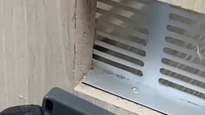Как установить ведро для мусора и полки  под мойку на кухне держатели на дверцу.mp4