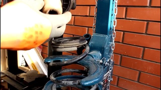 Замена подшипника опоры передней левой стойки Volkswagen Tiguan Фольксваген Тигуан 2009 год смотреть онлайн