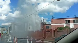 В Петербурге появился новый фонтан - на Херсонской улице в центре города прорвало трубу