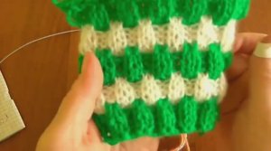 Узор "Двухцветный на основе резинки 2*2".  Вязание с нуля. Узоры спицами. Вяжем вместе..mp4