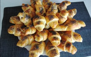 Круассанчики  домашние - ну очень вкусные. Готовятся на раз  два  три.