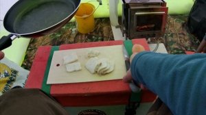 На улице лютый мороз, а в палатке жара! Зимняя рыбалка. Дом на льду с камином. Готовлю еду на печи!