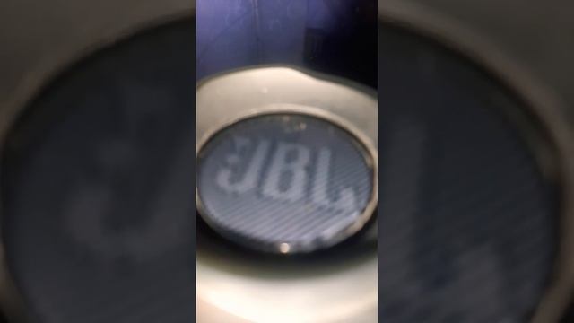 колонка JBL гонит на мощную громкость