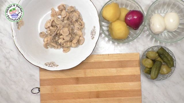 Легкий закусочный салат с селедкой и грибами