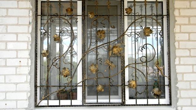 Красивая противопожарная решетка на окно открывающаяся смотреть онлайн