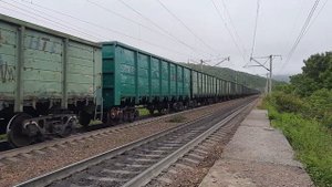 Электровозы 4ЭС5К-037 с грузовым поездом и толкач 4ЭС5К-003 "Ермак" в хвосте.