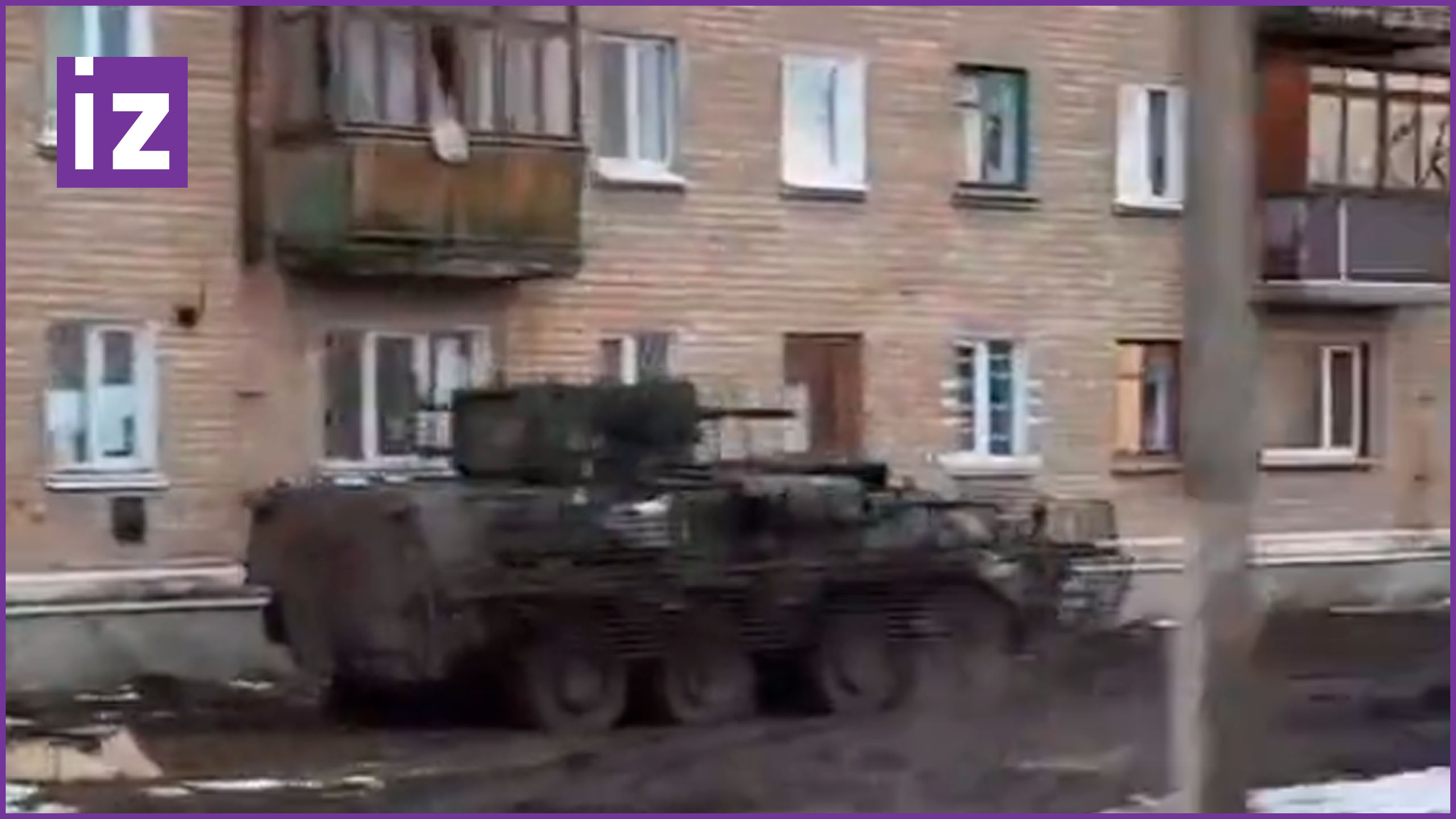 Украинские националисты, готовясь к обороне, скрывают свою технику между жилыми домами в Часов Яре