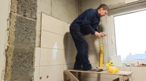 Обхожу плиткой оконный проем.