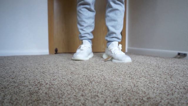 Cleanest 350 V2 Yet??? Yeezy 350 V2 'Bone' Unboxing & On-Foot смотреть онлайн