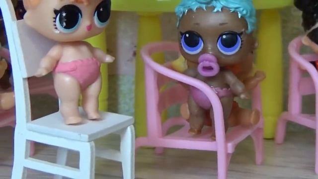 КУКЛЫ ЛОЛ СЮРПРИЗ МУЛЬТИКИ! КОРОНА НЕ ЖМЕТ? Малыши против новенькой #lolsurprise #doll смотреть онлайн