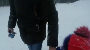 Зима 2020 дети катаются на ватрушке и ледянке с горки и гуляют на детской площадке