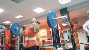 Жимовой швунг штанги 100 кг на 10 раз.