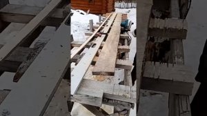 Обрезка необрезной доски с помощью направляющей.