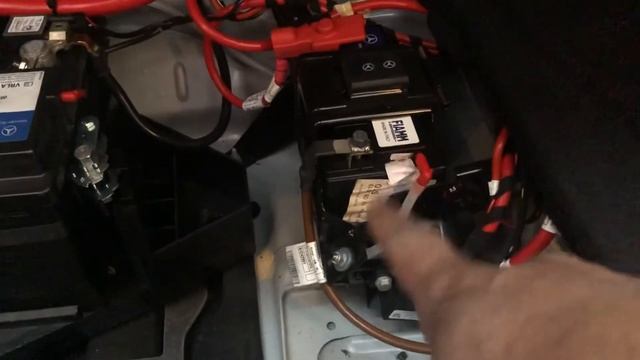 Mercedes Auxiliary Battery location e300 Hybrid смотреть онлайн