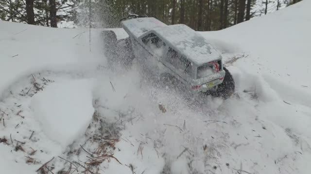 Через снег на Рокрэйсере смотреть онлайн