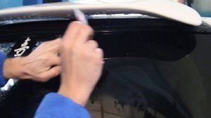 Технология нанесения наклейки, при помощи монтажной плёнки на авто.