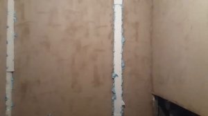 Клей пена и клинья из фасадного пенопласта в швах панельного дома