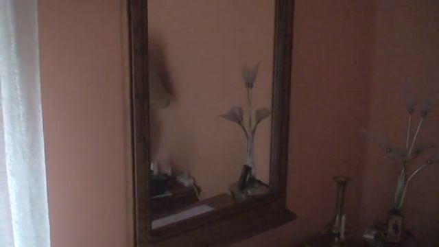 Тумба-зеркало в комнате смотреть онлайн