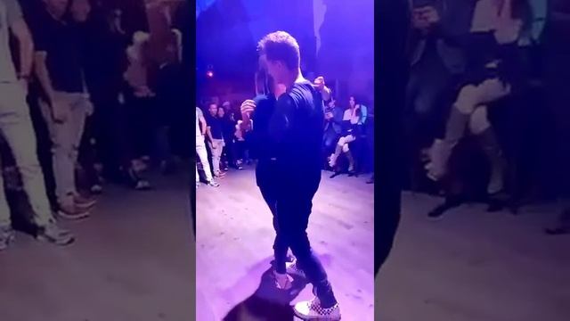 Kizomba / URBANKIZ demo - Sam et Antho смотреть онлайн