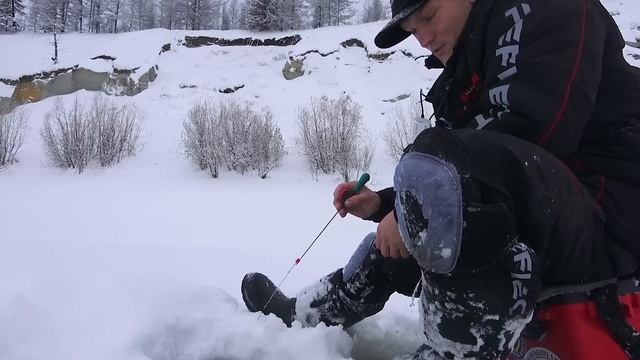 МЕДВЕДИ РЯДОМ! РЫБАЛКА ПРЕВРАТИЛАСЬ В ВЫЖИВАНИЕ! ПРОБЛЕМ ВСЁ БОЛЬШЕ! ЯКУТИЯ РЫБАЛКА ПЕРВЫЙ ЛЁД