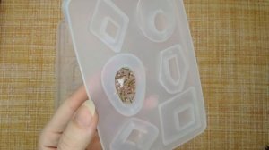 Серьги из эпоксидной смолы и вереска.