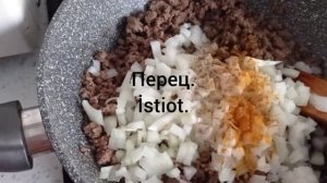 İçi ətli,yumurtalı kartof ruleti.                      Картофельный рулет,внутри мясо и яйца.