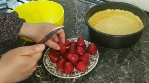 Клубничный заливной пирог рецепт просто бомба. Вы будете восторге.