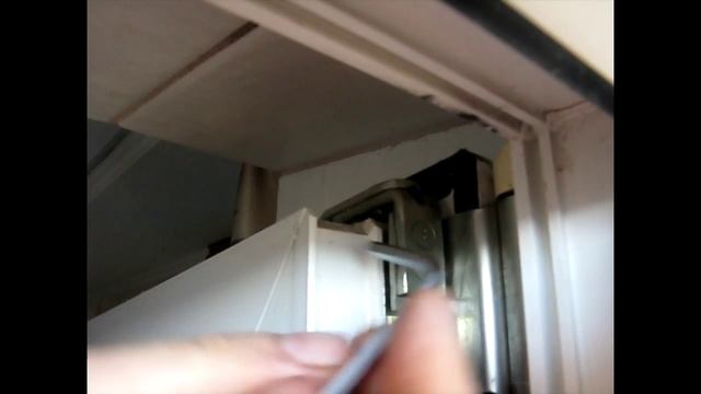 Как самому отрегулировать металлопластиковую дверь. Боковое затирание. смотреть онлайн