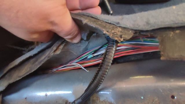 Шевроле нива, не зажигается салонный свет, глючит сигнализация. Развод от авто-электриков. смотреть онлайн